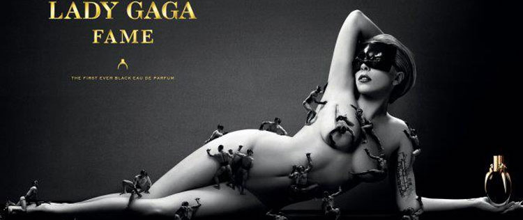 Lady Gaga posa nua para perfume