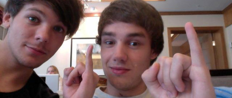 Músicos da <i>One Direction</i> dão carro para as namoradas