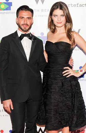 Rodrigo Santoro e Isabeli Fontana podem participar de baile de gala