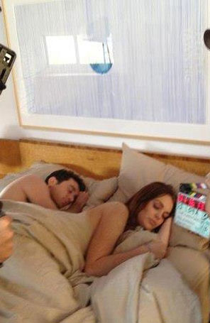 Lindsay Lohan filma cena na cama com ator pornô