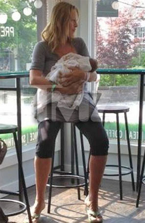 Uma Thurman é flagrada com a filha dois dias após o parto
