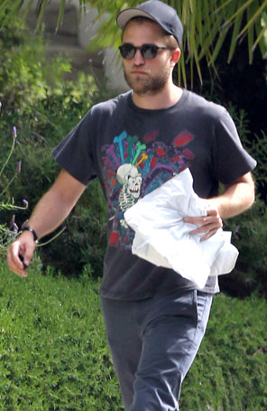 Robert Pattinson já está barbudo novamente