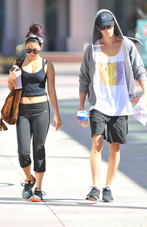 Vanessa Hudgens malha de barriga de fora com namorado