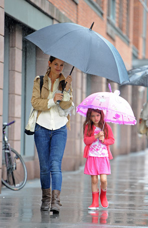Suri Cruise aparece com <I>look</I> rosa em dia chuvoso