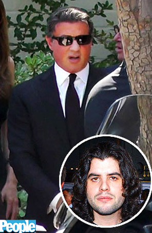 Sylvester Stallone é visto no funeral do filho