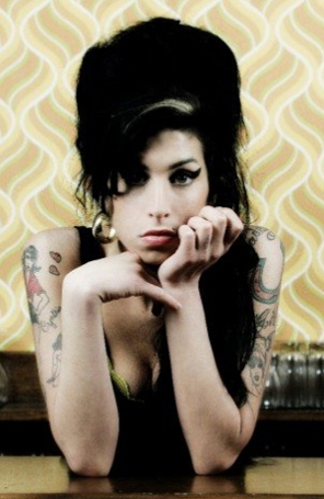 Amy Winehouse vendeu mais de um milhão de cópias um ano após morte