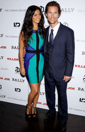 Grávida, Camila Alves vai a evento com Matthew McConaughey