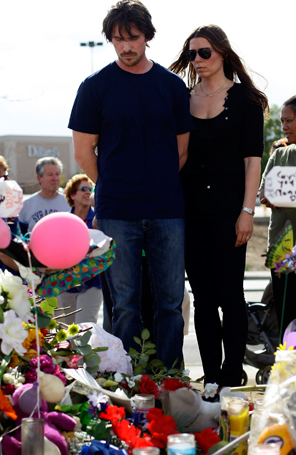 Christian Bale visita memorial de vítimas de tragédia nos Estados Unidos