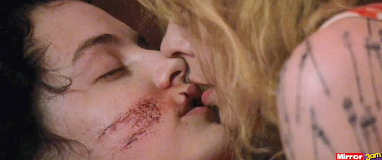 Kylie Minogue beija a neta de Elvis Presley na boca