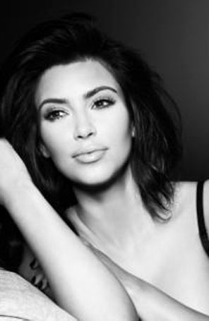 Kim Kardashian faz brincadeira em referência à <i>sex tape</i> de Paris Hilton