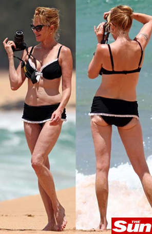 De biquíni, Melanie Griffith é clicada em praia no Havaí