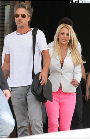 Com decote cavado, Britney Spears chega a <i>set</i> de gravações de <i>X Factor USA</i>