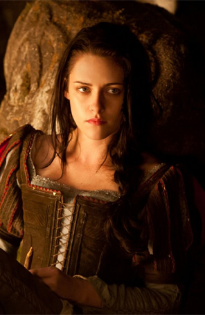 Kristen Stewart vai mandar carta pedindo desculpas para mulher de diretor