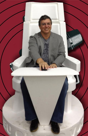 Boninho testa cadeira giratória que será usada por jurados de <i>The Voice Brasil</i>