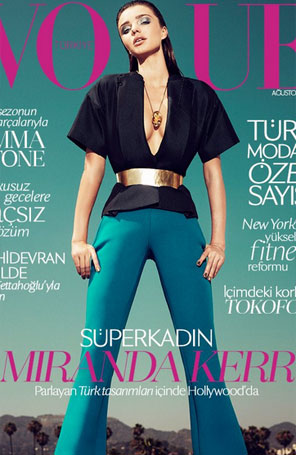 Miranda Kerr usa decote profundo para capa