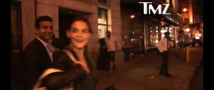 Sorridente, Katie Holmes fala com <i>paparazzo</i> na saída de jantar