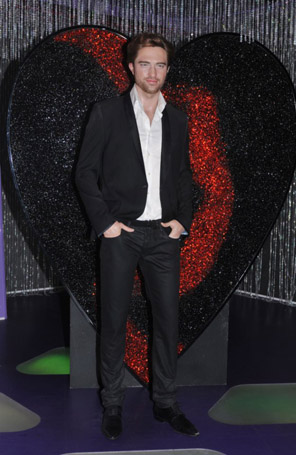 Estátua de cera de Robert Pattinson ganha coração partido