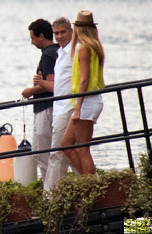 George Clooney aproveita passeio de barco ao lado da namorada