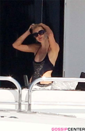Paris Hilton é clicada tomando sol de maiô em iate
