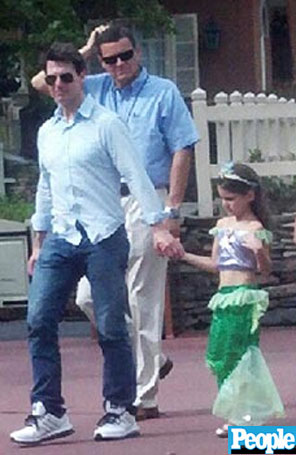 Tom Cruise leva Suri passear na <i>Disney</i>