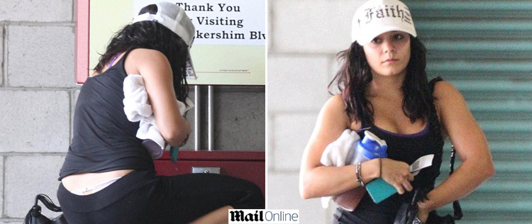 Vanessa Hudgens deixa calcinha à mostra