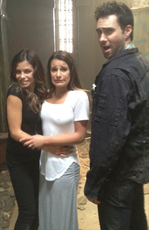 Lea Michele visita o <i>set</i> de <i>American Horror Story</i>