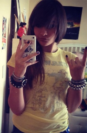 Filha de Michael Jackson usa o <i>Twitter</i> para desabafar novamente