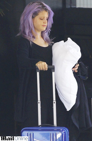 Kelly Osbourne é flagrada sem maquiagem