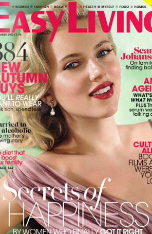 Scarlett Johannson encara visual clássico para revista