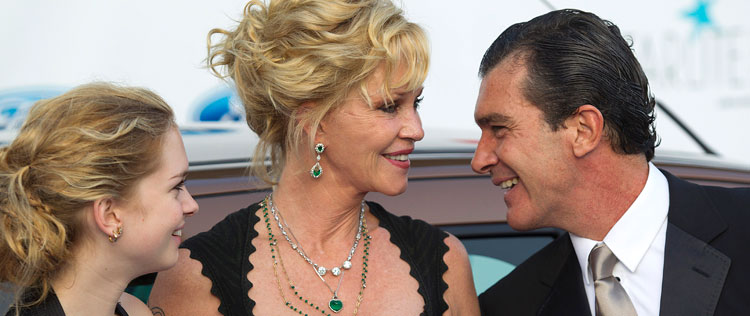 Entre rumores de separação, Antonio Banderas vai com esposa e filha a evento