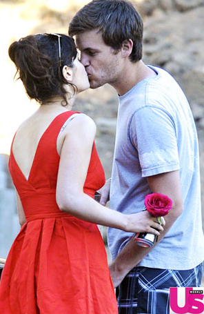 Zooey Deschanel é flagrada beijando roteirista