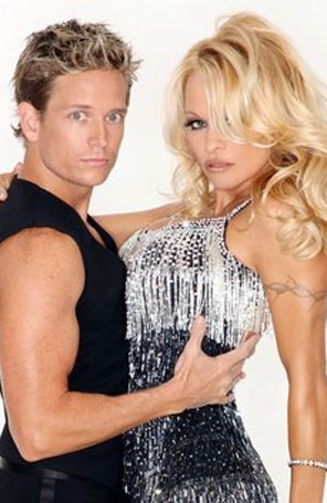 Pamela Anderson vai deixar de namorar para se sair melhor em <i>Dancing</i>