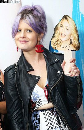 Kelly Osbourne clareia a sobrancelha para ensaio e choca ao manter a mudança de visual