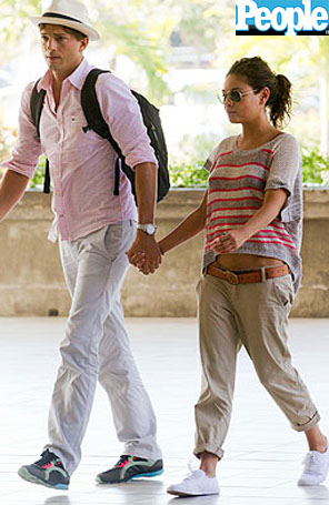 Mila Kunis e Ashton Kutcher são flagrados de mãos dadas em aeroporto