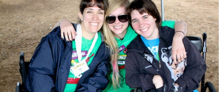 Avril Lavigne visita acampamento