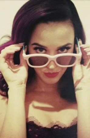 Katy Perry assume que faz xixi em baldes antes de se apresentar
