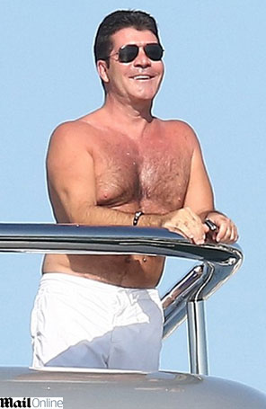 Sem camisa, Simon Cowell é flagrado em luxuoso iate