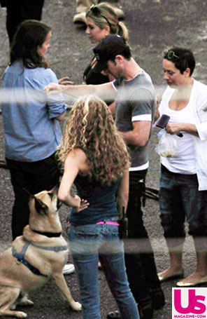 Jennifer Aniston recebe visita de Justin Theroux em <i>set</i> após rumores