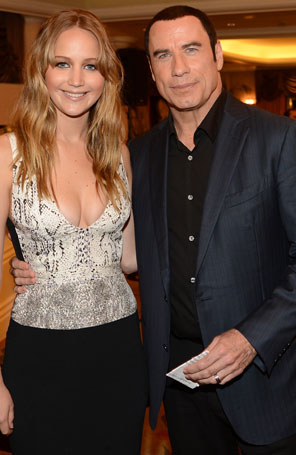 Jennifer Lawrence abusa de decote e posa com John Travolta