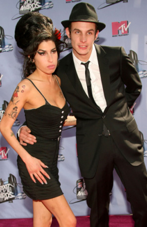 Ex-marido de Amy Winehouse dá sinais de melhora, mas segue em coma