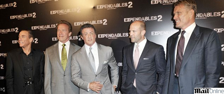 Sylvester Stallone aparece abatido em <i>première</i> de <i>Os Mercenários 2</i>