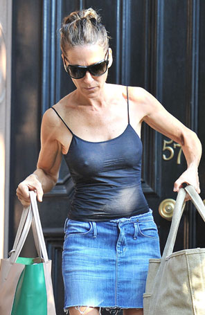 Sarah Jessica Parker é flagrada com blusa transparente e mostra demais