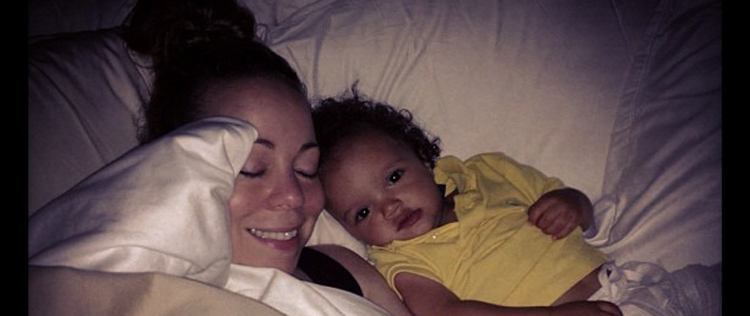 Mariah Carey posta foto dormindo com o filho no <i>Twitter</i>