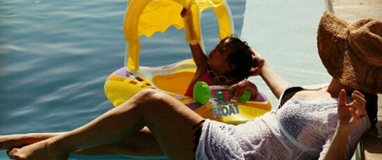 Mariah Carey brinca com a filha na piscina