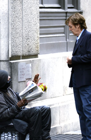 Paul McCartney conversa com morador de rua