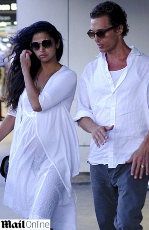 Camila Alves usa vestido transparente