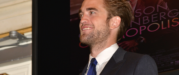 Robert Pattinson visita Bolsa de Valores de Nova York, assista aqui!