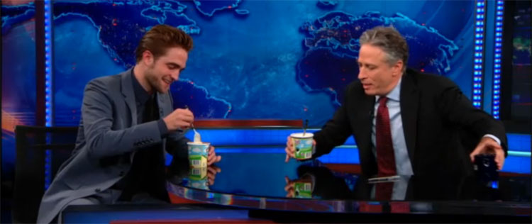 Em primeira entrevista após traição, Robert Pattinson ganha sorvete e diz que vai contratar um assessor