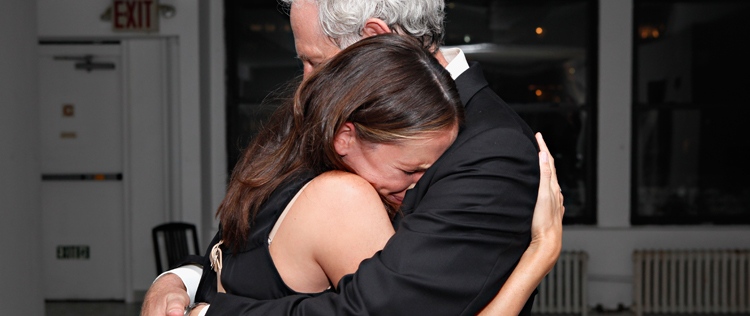 Jennifer Garner chora ao reencontrar Victor Garber, seu pai em <i>Alias</i>