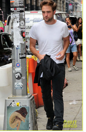 Robert Pattinson é fotografado deixando encontro com a imprensa